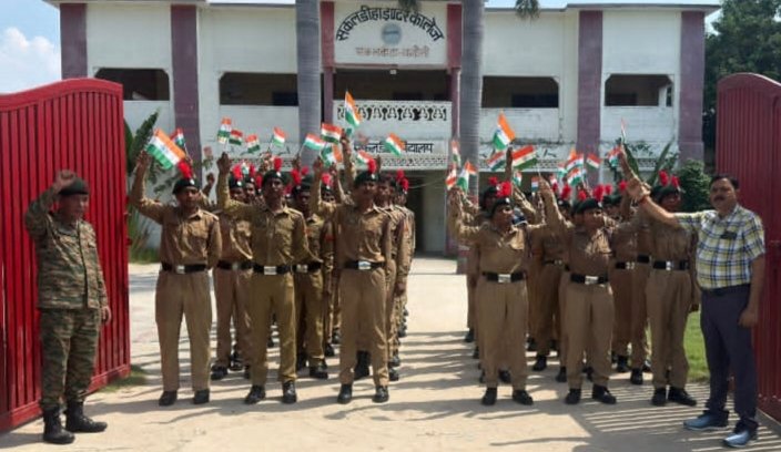 सकलडीहा में एनसीसी कैडेटों और ब्लॉक कर्मियों ने निकाली तिरंगा यात्रा