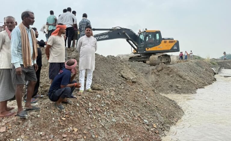 गड़ई नदी पर बना अवरोध खुला, किसानों को मिली राहत