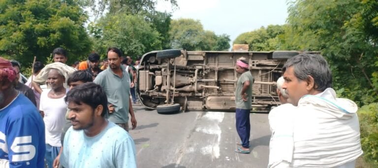 स्कार्पियो से टकराकर पलटा शव वाहन,दो घायल