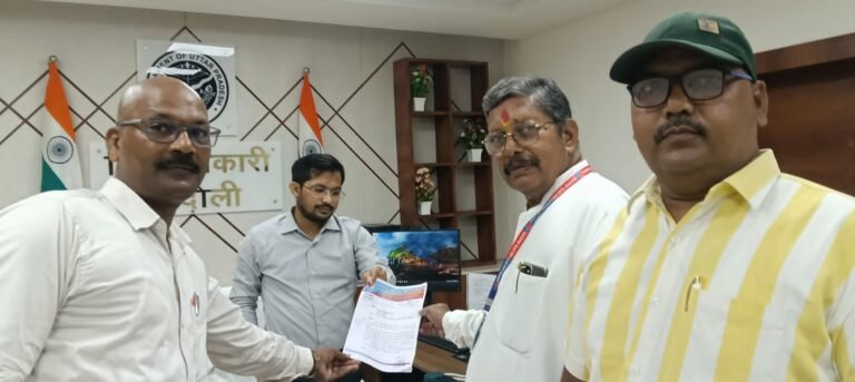 सकलडीहा कस्बा भीतरी बाजार मार्ग में गड्ढे व वृद्धा पेंशन भुगतान की मांग, मानवाधिकार संगठन ने डीएम को सौंपा ज्ञापन