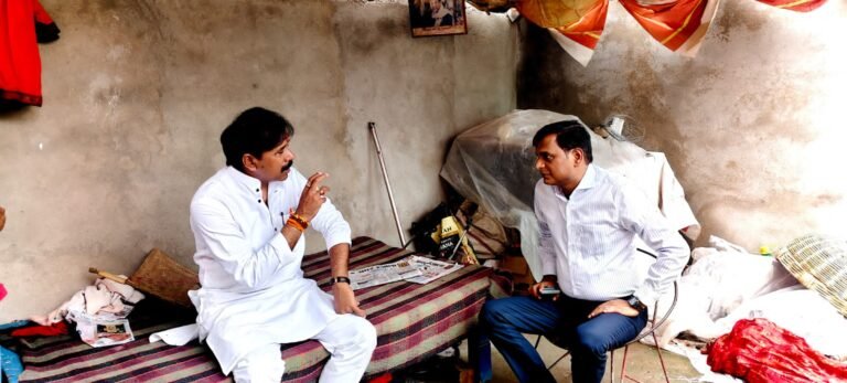 कस्बे के प्राचीन दुर्गा माता मंदिर का मुख्य द्वार गेट आधा अधूरा देख नाराज हुए मंत्री