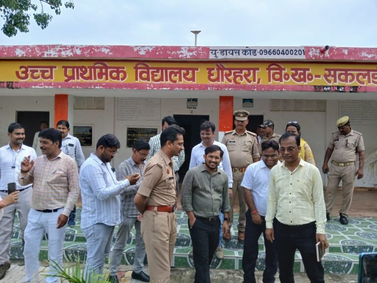 कक्षाओं में पहुंचकर डीएम-एसपी ने बच्चों से पूछे सवाल, बेहतर शिक्षा के लिए शिक्षकों को दिए जरूरी निर्देश
