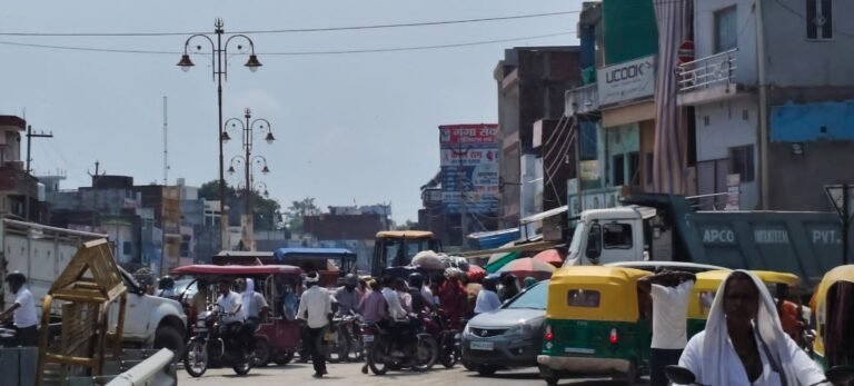 सड़क मरम्मत से तिराहे पर लगा जाम, घंटों रेंगते रहे वाहन