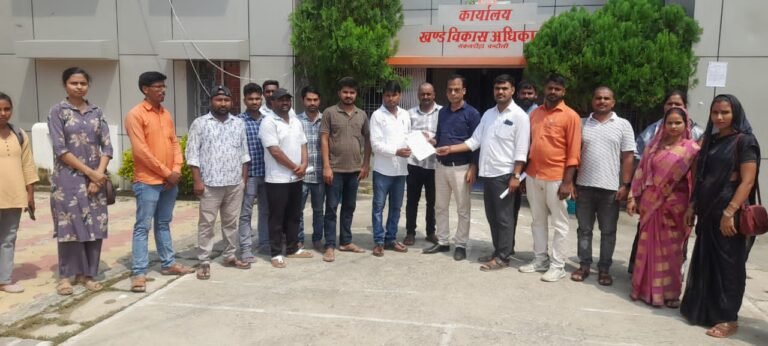 मानदेय बढ़ाने समेत पांच मांगों को लेकर पंचायत सहायकों का प्रदर्शन