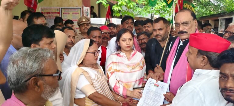 जलनिकासी और फसल नुकसान को लेकर विधायक ने किया प्रदर्शन
