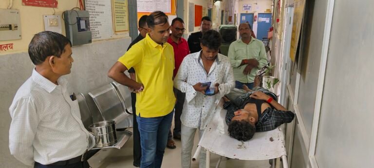 अनियंत्रित बाइक सड़क पर गिरी, युवक गंभीर घायल,रेफर