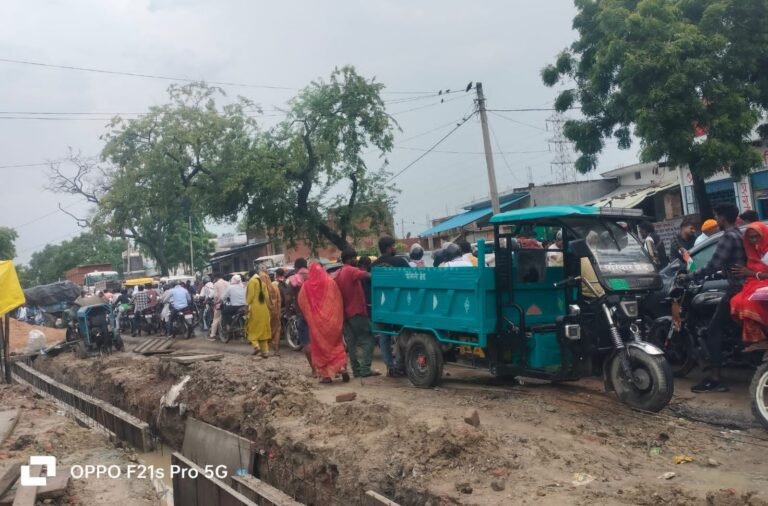 ट्रैक्टर नाला में फंसा, सकलडीहा में लगा लंबा जाम