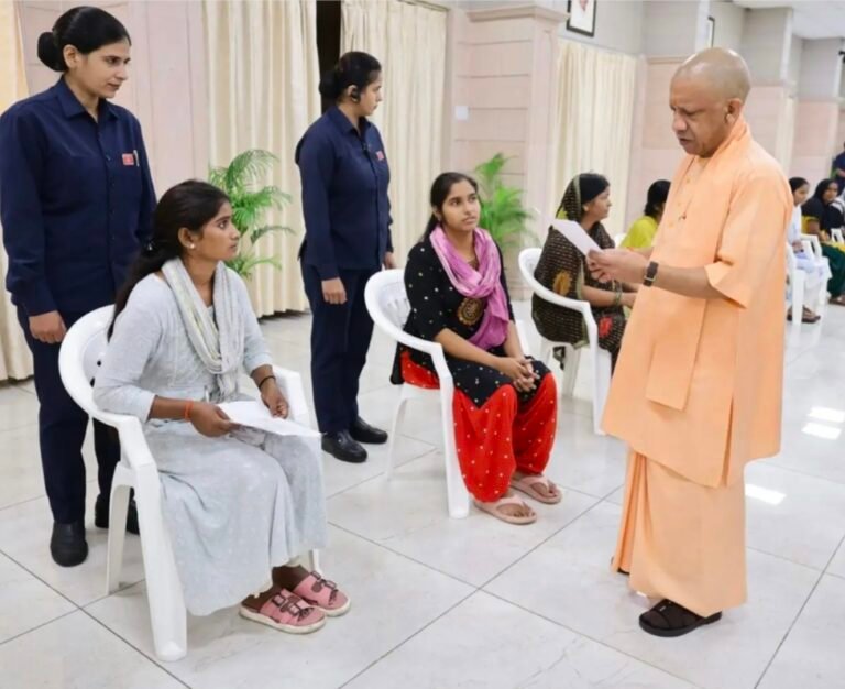 जनता दर्शन में सीएम योगी ने सुनीं फरियादें, बोले- घबराइए नहीं, हर समस्या का होगा समाधान