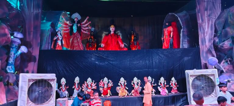 सकलडीहा कस्बा के आधा दर्जन स्थानों पर दर्शन के लिए भक्तों उमड़ी भीड़