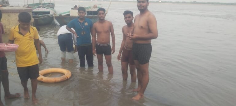 गंगा में डूब रहे दो युवकों को आरक्षी रोहित ने बचाया