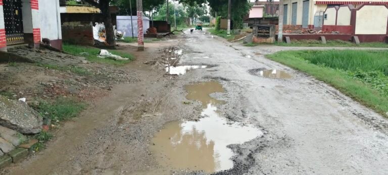जर्जर रेलवे स्टेशन मार्ग पर चलना हुआ दूभर  अधूरे सीसी रोड और पटरी विहीन सड़क से बढ़ी परेशानी