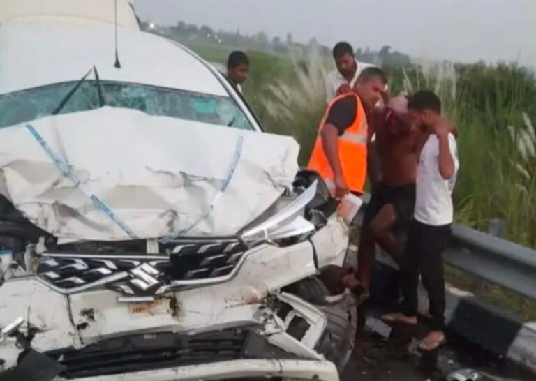ट्रक में घुसी तेज रफ्तार अर्टिगा, तीन टेनिस खिलाड़ियों की मौत
