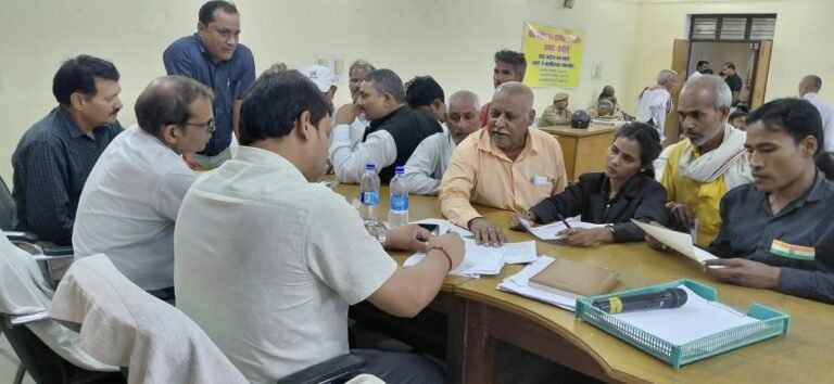 संपूर्ण समाधान दिवस में 43 शिकायतो में चार का मौके पर निस्तारण  सकलडीहा