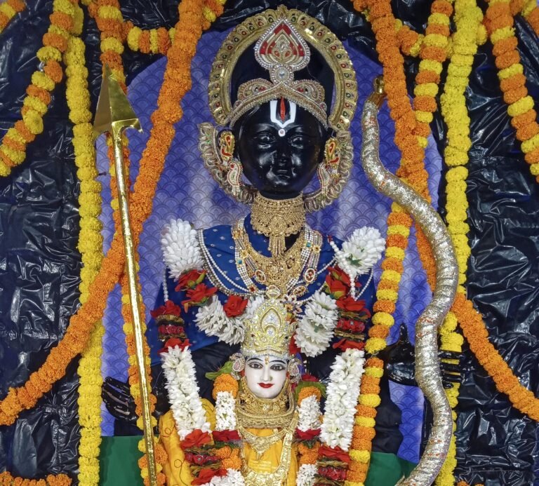 सकलडीहा प्राचीन दुर्गा मंदिर में मां महागौरी की निकली झांकी, जयकारों से गूंजा देवालय
